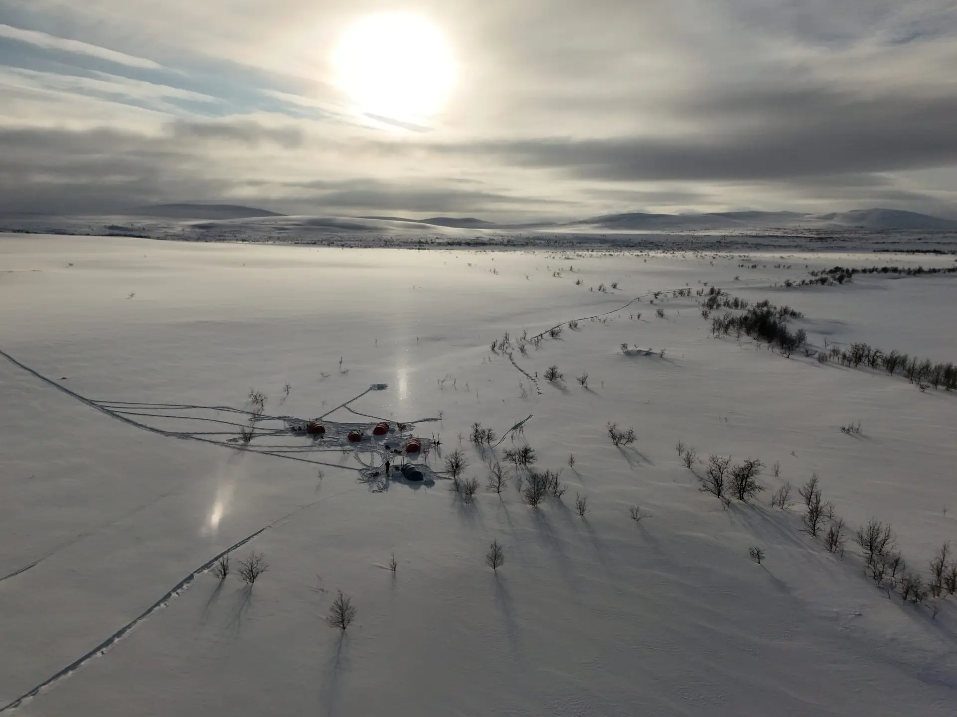 Hiihtovaellus 2027, Haltin huipulta. Käsivarren erämaa, talvivaellus, kaamosvaellus, talviretkeily. hiihtovaellusvarusteet, termisvaara, termislaakso. Hiihtovaellus Haltille. Halti.