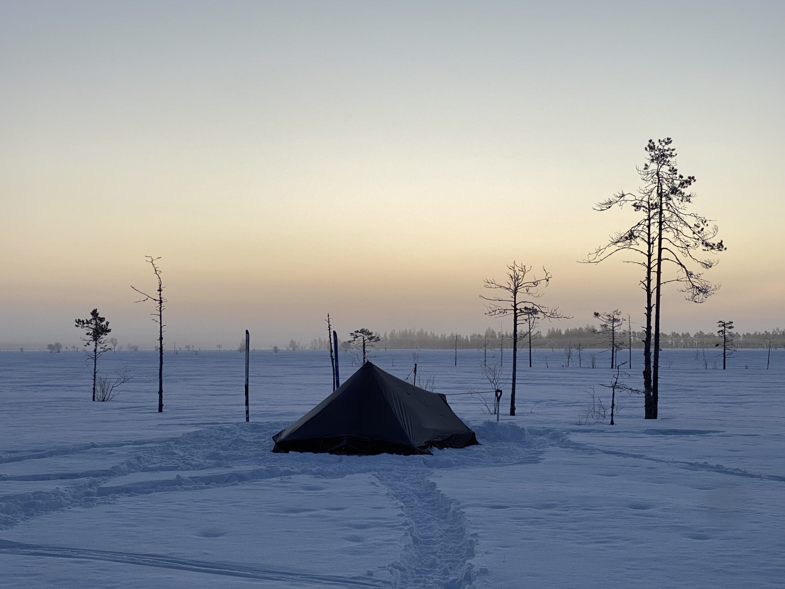 Hiihtovaellus, Patvinsuon kansallispuisto. Hiihtovaellusvarusteet, hiihtovaellus 2026, Varusteet hiihtovaellukselle. talvivaellus,
Hiihtovaellus, revontulet, hiihtovaellus varusteet, hiihtovaellus 2026, hiihtovaelluksella elämyksiä, hiihtovaellus kebnekaisen kierros. Vuokravarusteet, varusteiden vuokraus, talviteltta, talviteltan vuokraus, ahkion vuokraus, opastettu vaellus, ohjattu hiihtovaellus. Hiihtovaellusvarusteet lainaan, hiiihtovaellusvarusteiden vuokraus, talvimakuupussi, talvimakuualusta, keitinlaatikko, bensakeitin, MSR, Thermarest, MSR whisperlite. Jemtlander, Jemtlander ahkio, Jemtlander 17,