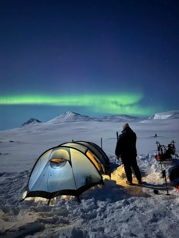 Revontulia tunturissa, gappohytta, barras, isdalen, Kolmen valtakunnan hiihtovaellus. Kolme valtakuntaa. Ruotsin suurtunturit. Hiihtovaellus 2026, Haltin huipulta Käsivarren erämaa, talvivaellus, kaamosvaellus, talviretkeily. hiihtovaellus haltille, halti, hiihtovaellus halti, haltin talvireitti, talvireitti käsivarren erämaa, hiihtovaellusvarusteet,
Hiihtovaellus, Patvinsuon kansallispuisto. Patvinsuo, Hiihtovaellusvarusteet, hiihtovaellus 2026, Varusteet hiihtovaellukselle. talvivaellus,
Hiihtovaellus, revontulet, hiihtovaellus varusteet, hiihtovaellus 2026, hiihtovaelluksella elämyksiä,  hiihtovaellus kebnekaisen kierros. Vuokravarusteet, varusteiden vuokraus, talviteltta, talviteltan vuokraus, ahkion vuokraus, opastettu vaellus, ohjattu hiihtovaellus. Hiihtovaellusvarusteet lainaan, hiiihtovaellusvarusteiden vuokraus, talvimakuupussi, talvimakuualusta, keitinlaatikko, bensakeitin, MSR, Thermarest, MSR whisperlite. Jemtlander, Jemtlander ahkio, Jemtlander 17, 