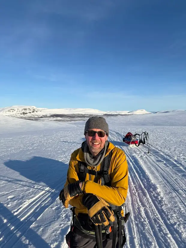 Ulkoilma Akatemian kouluttaja Jari Hartikainen