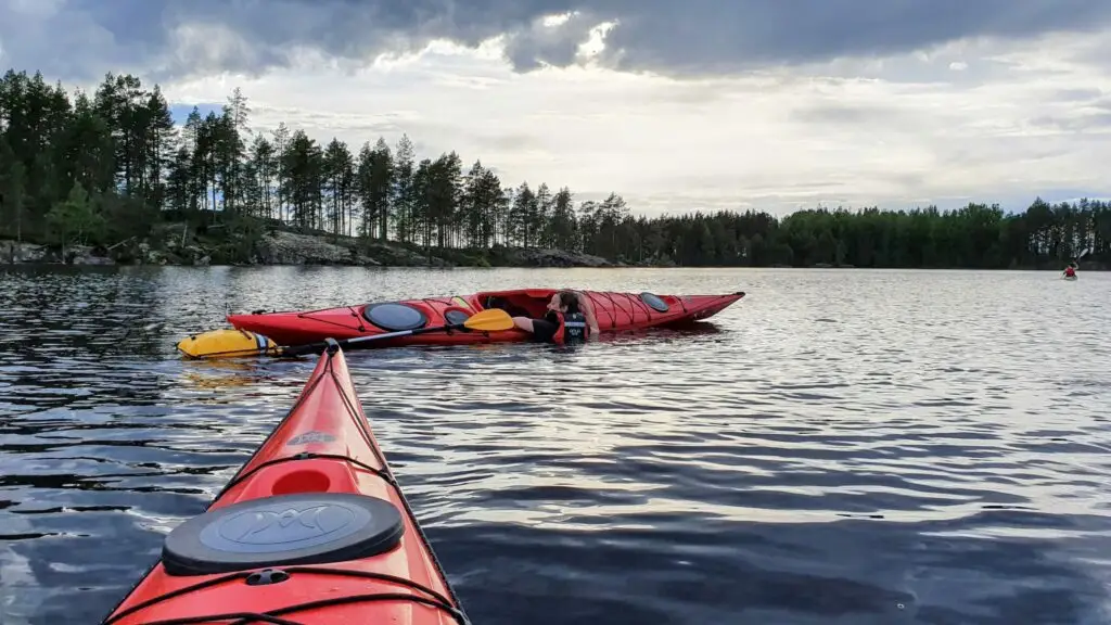 Melontakurssilla harjoitellaan ohjatusti pelastautumisia. Etelä-Konneveden kansallispuisto. Melontakurssi, Meloja 1, Meloja 1 peruskurssi, melonnan peruskurssi. Helppo melontakurssi. Melontakursseja, Meloja 2 kurssi, Meloja 1 kurssi. Meloja 2.