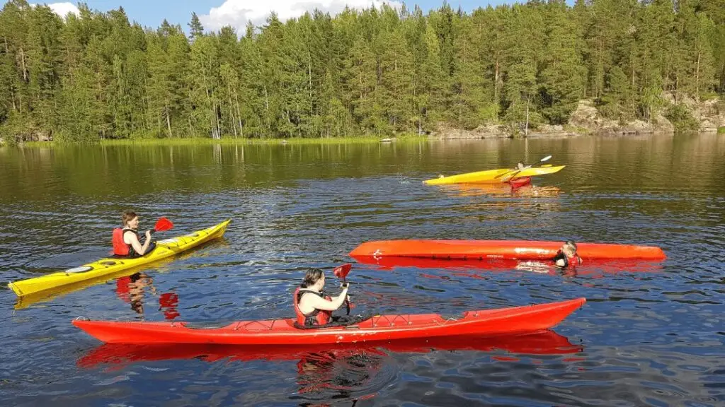Melontakurssilla harjoitellaan ohjatusti pelastautumisia. Etelä-Konneveden kansallispuisto. Melontakurssi, Meloja 1, Meloja 1 peruskurssi, melonnan peruskurssi. Helppo melontakurssi. Melontakursseja, Meloja 2 kurssi, Meloja 1 kurssi. Meloja 2.